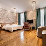 Pensión Tifani Luxury