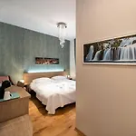 Tifani Luxury Pensión 4*