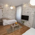 Pensión Tifani Luxury 4*