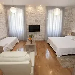 Tifani Luxury Pensión 4*