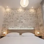 Tifani Luxury Pensión 4*