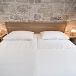 Tifani Luxury Pensión 4*