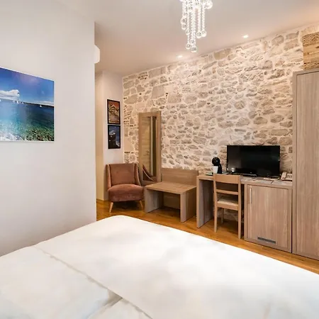 ティファニ ラグジュアリー ルームズ 4*