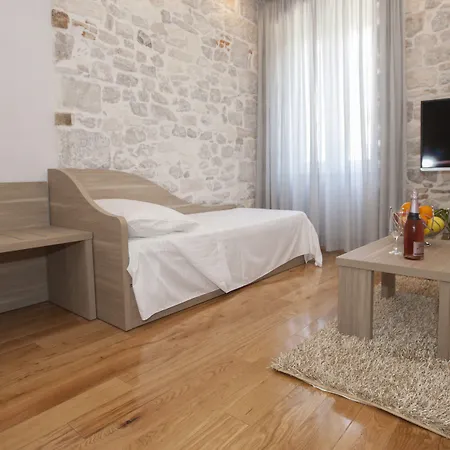 ティファニ ラグジュアリー ルームズ 4*