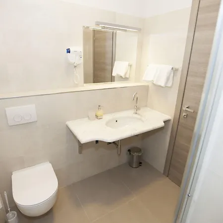 ティファニ ラグジュアリー ルームズ 4*