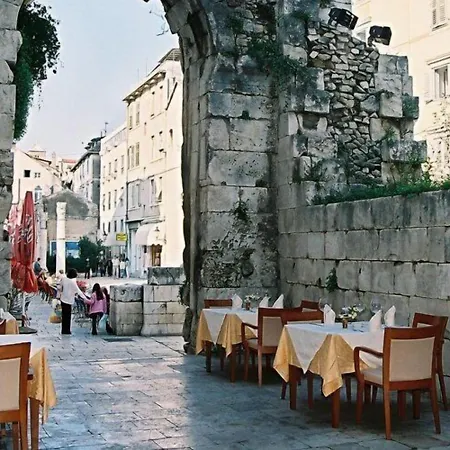 ティファニ ラグジュアリー ルームズ 4*