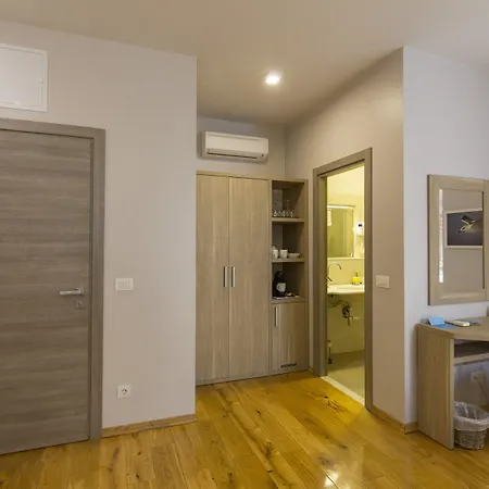 ティファニ ラグジュアリー ルームズ 4*