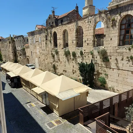 ティファニ ラグジュアリー ルームズ 4*