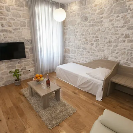 Casa de hóspedes Tifani Luxury 4*