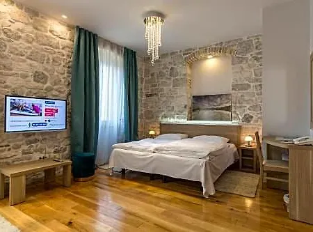 Πανσιόν Tifani Luxury 4*